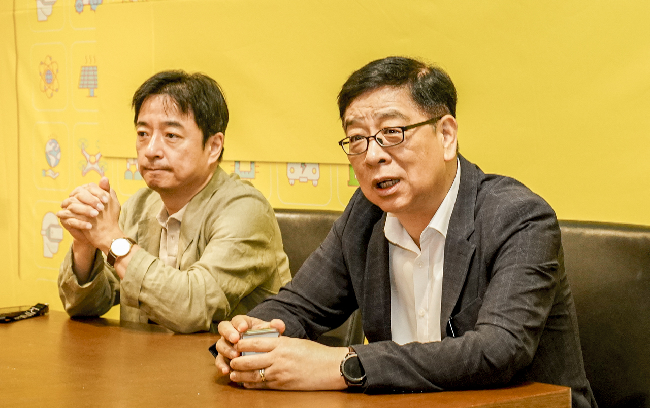 이광범(오른쪽) 법부법인 세종 고문과 최영석 교수가 취재진의 질문에 답하고 있다. [한국자동차기자협회 제공]