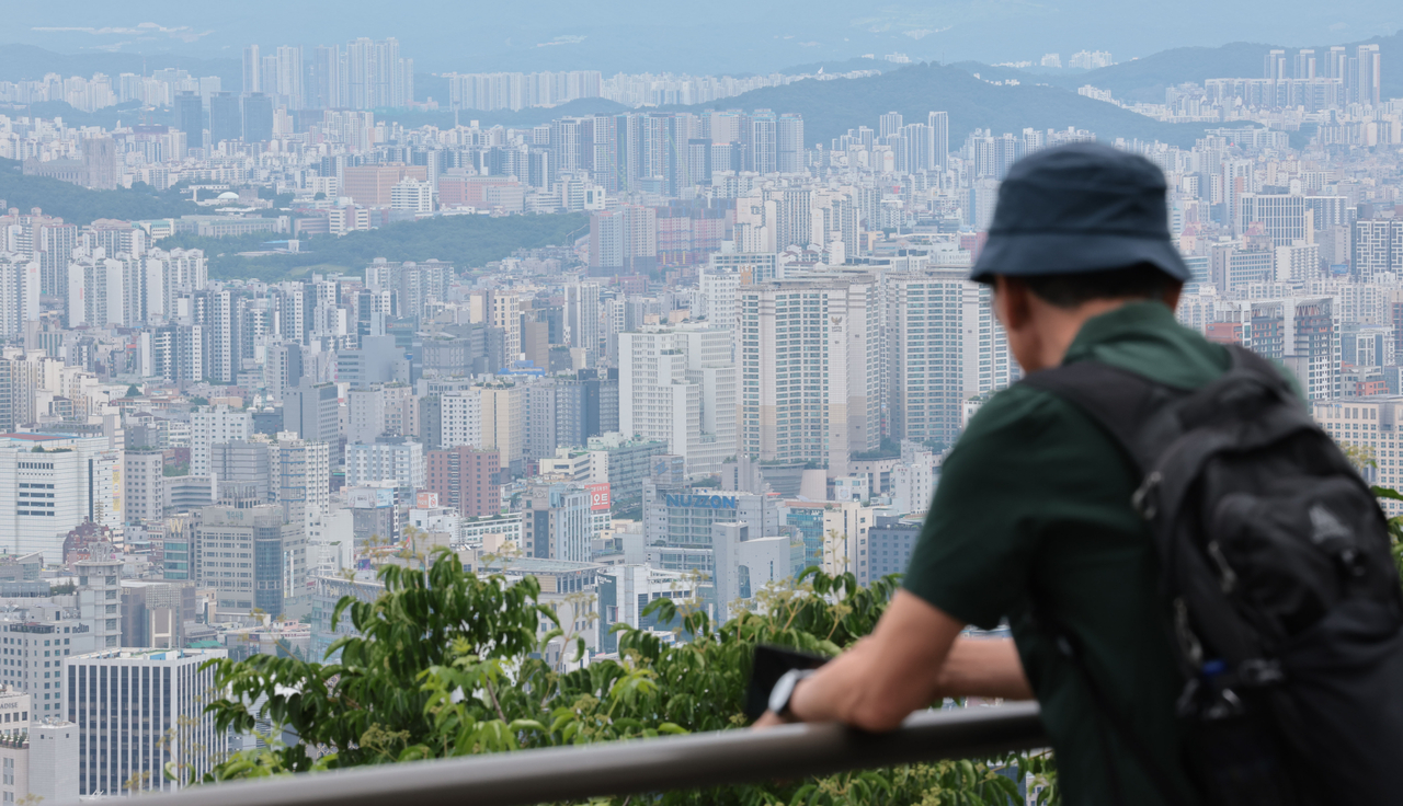 남산에서 바라본 시내 아파트 모습. [연합]