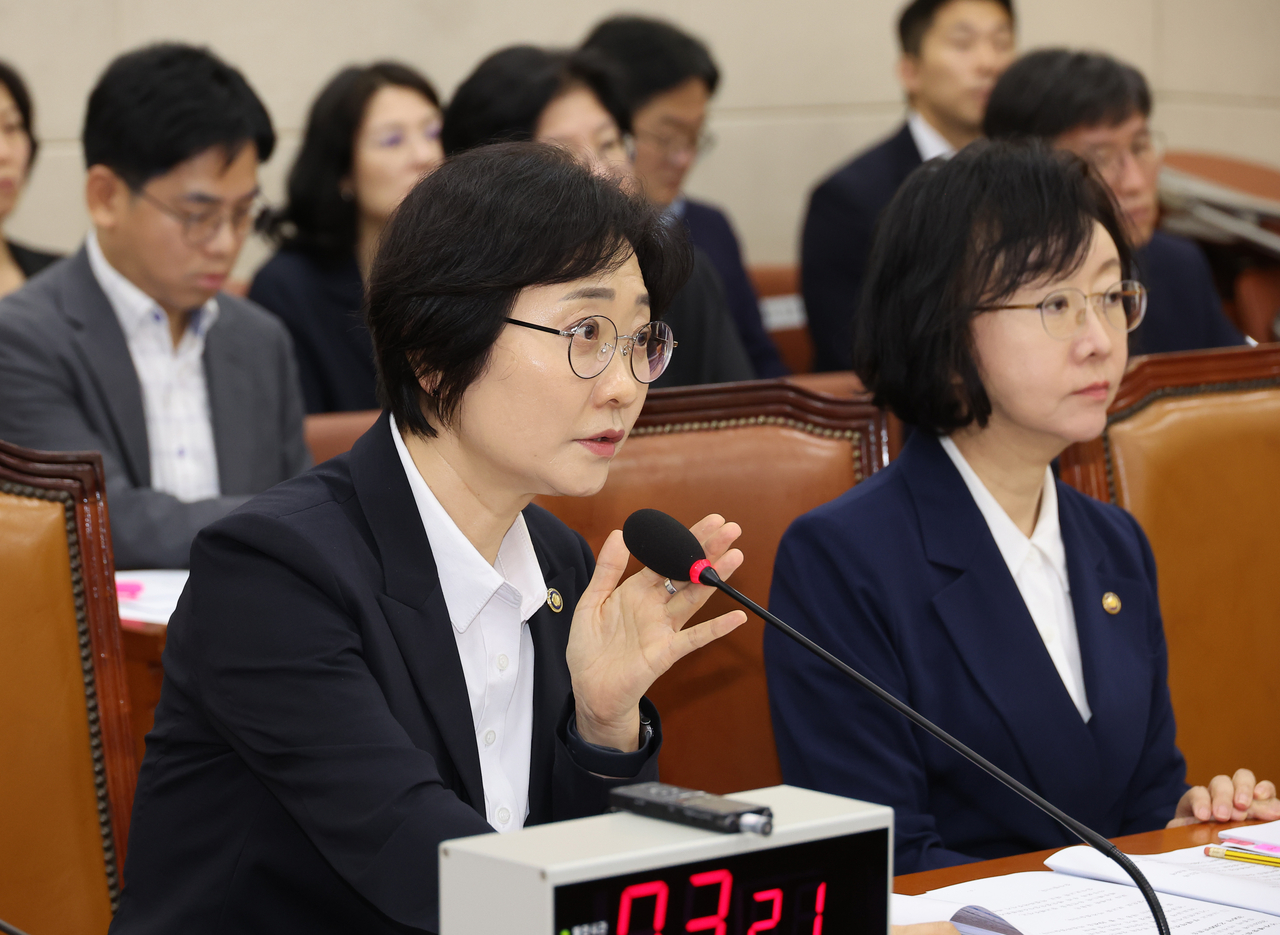 이스란 보건토토사이트 가입 불법부 1차관이 1일 서울 여의도 국회에서 열린 보건토토사이트 가입 불법위원회 전체회의에서 추경안 관련 의원질의에 답하고 있다.[연합]