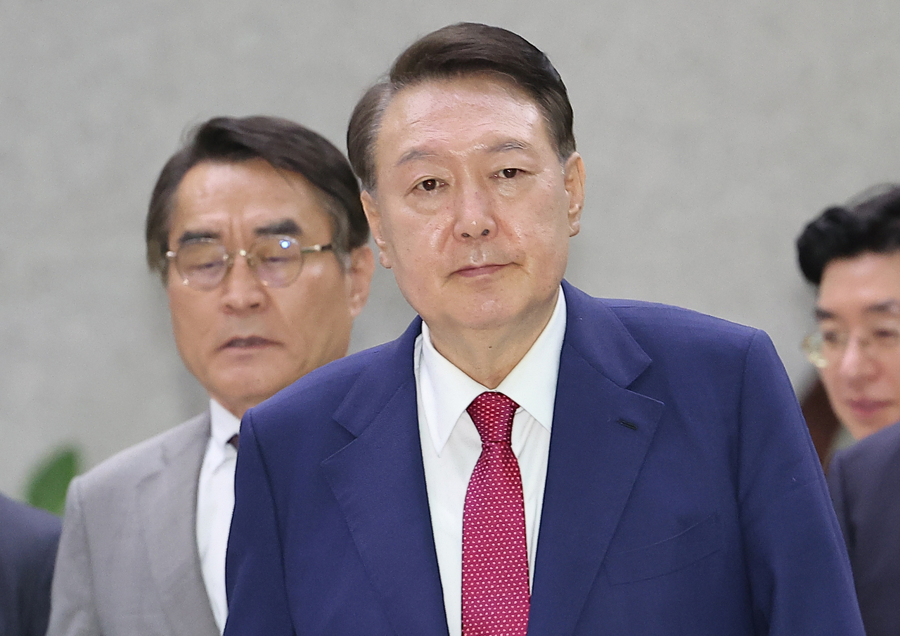 Former President Yoon leaves the Seoul High Prosecutors’ Office in Seocho-gu, Seoul, on Saturday after completing his second round of questioning by the special counsel team led by Cho Eun-seok. (Yonhap)