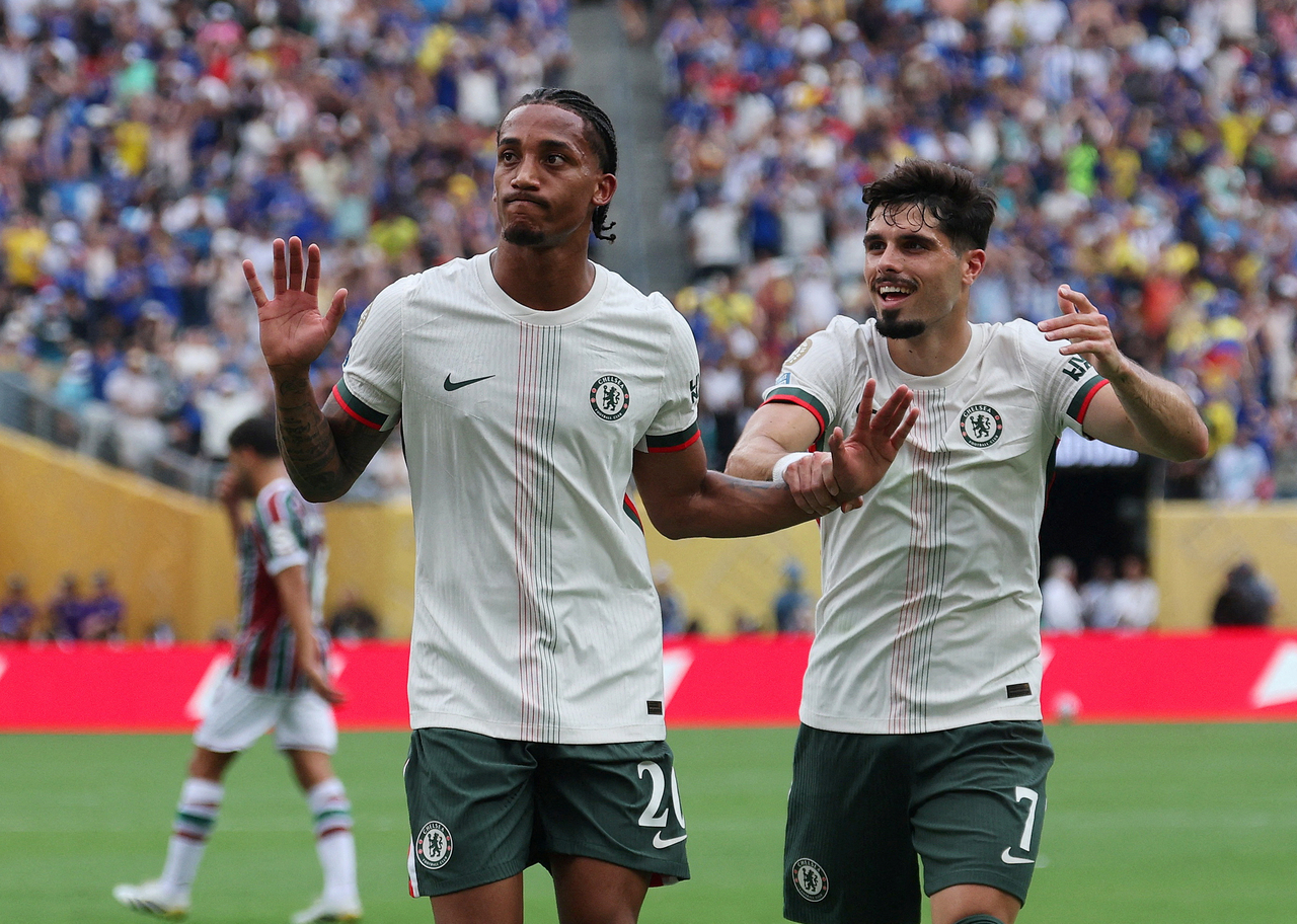 첼시 주앙 정수근 토토사이트가 9일(한국시간) FIFA 클럽월드컵 4강전서 선제골을 넣은 뒤 양손을 들어보이는 절제된 세리머니를 하고 있다. [로이터]