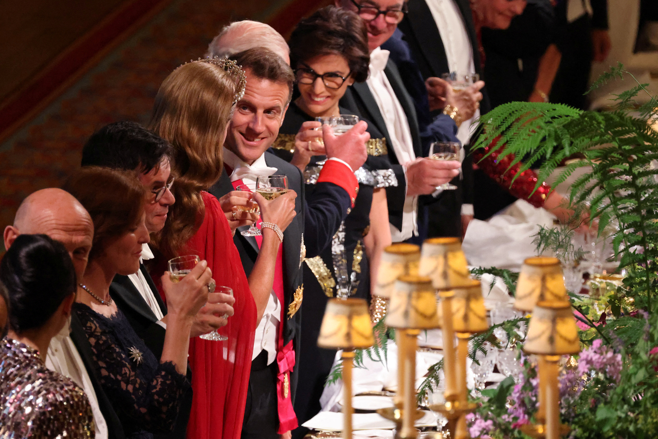 Britain's Catherine (fifth from left), Princess of Wales and President of France Emmanuel Macron (center) toast at the State Banquet for him and his wife at Windsor Castle, Berkshire, England, Tuesday. (Reuters-Yonhap)