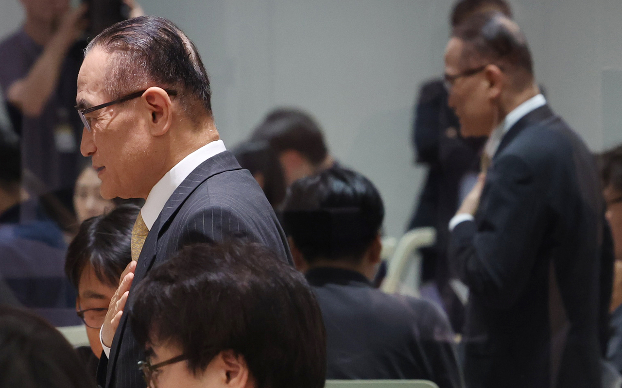 Wi Sung-lac (left), national security adviser to President Lee Jae Myung, enters the briefing room of the presidential office on Wednesday. (Yonhap)