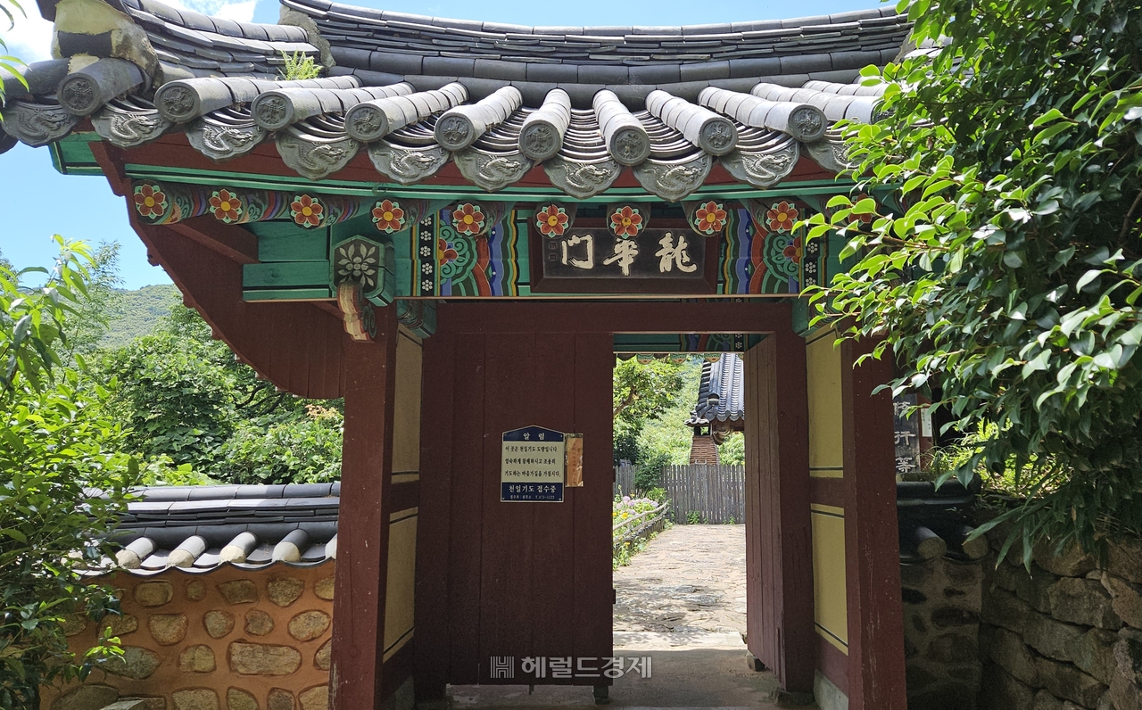미륵전 출입문인 용화문