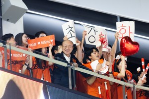 “인고 끝 가장 높이 날고 있다”…한화 김승연 회장, 이글스 선수단·임직원에 특별 격려품 전달