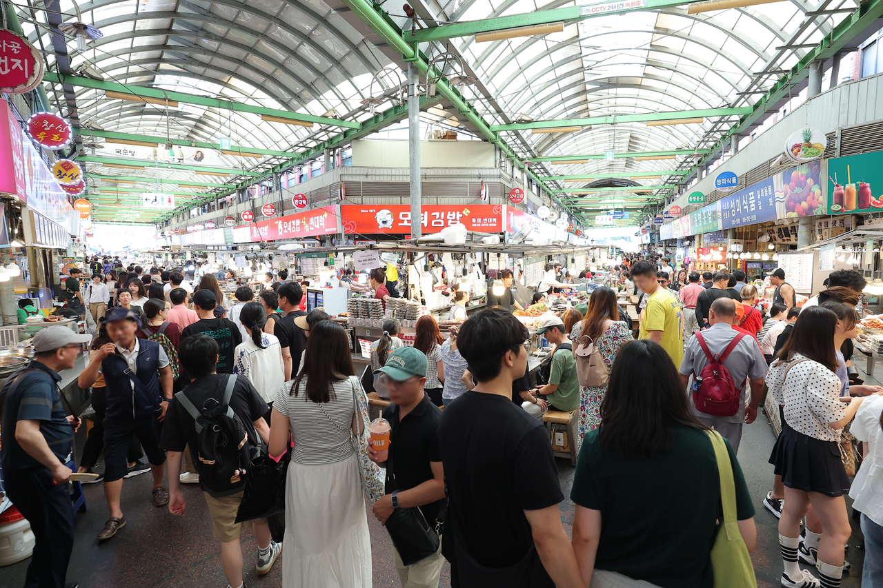 A traditional market in Seoul is bustling with people on July 6, 2025. (Yonhap)
