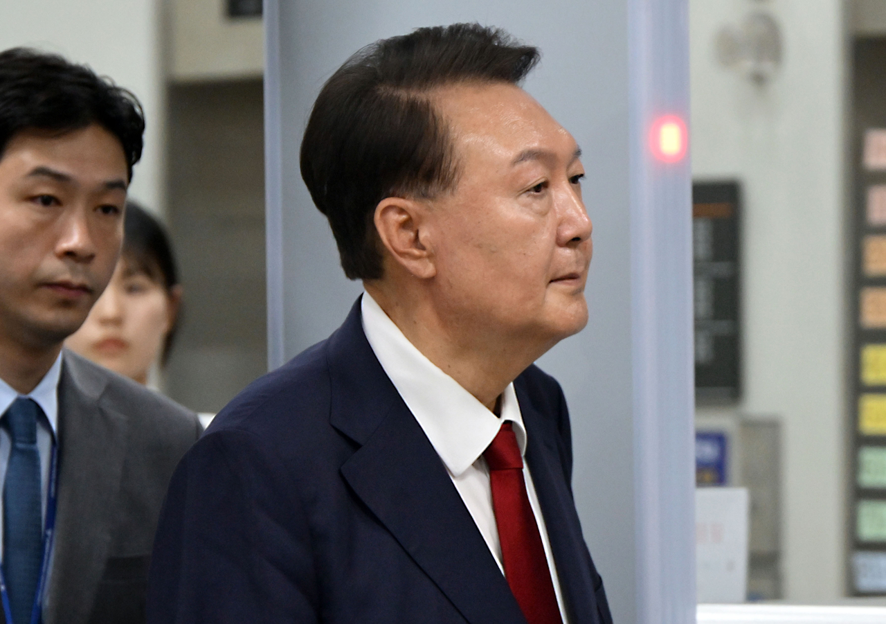 Former President Yoon Suk Yeol exits the Seoul Central District Court in the capital city on Thursday, after attending a hearing to review the legality of his detention over charges related to his failed attempt to impose martial law. (Yonhap)