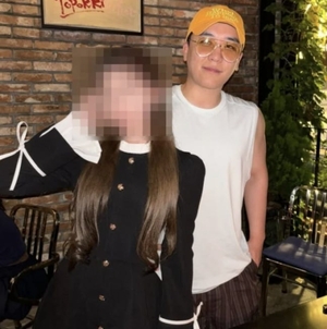 승리, 서울서 포착…‘명품 감정사’ 여성과 다정한 투샷