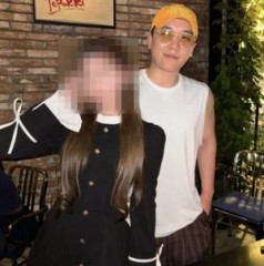 승리, 서울서 포착…‘명품 감정사’ 여성과 다정한 투샷