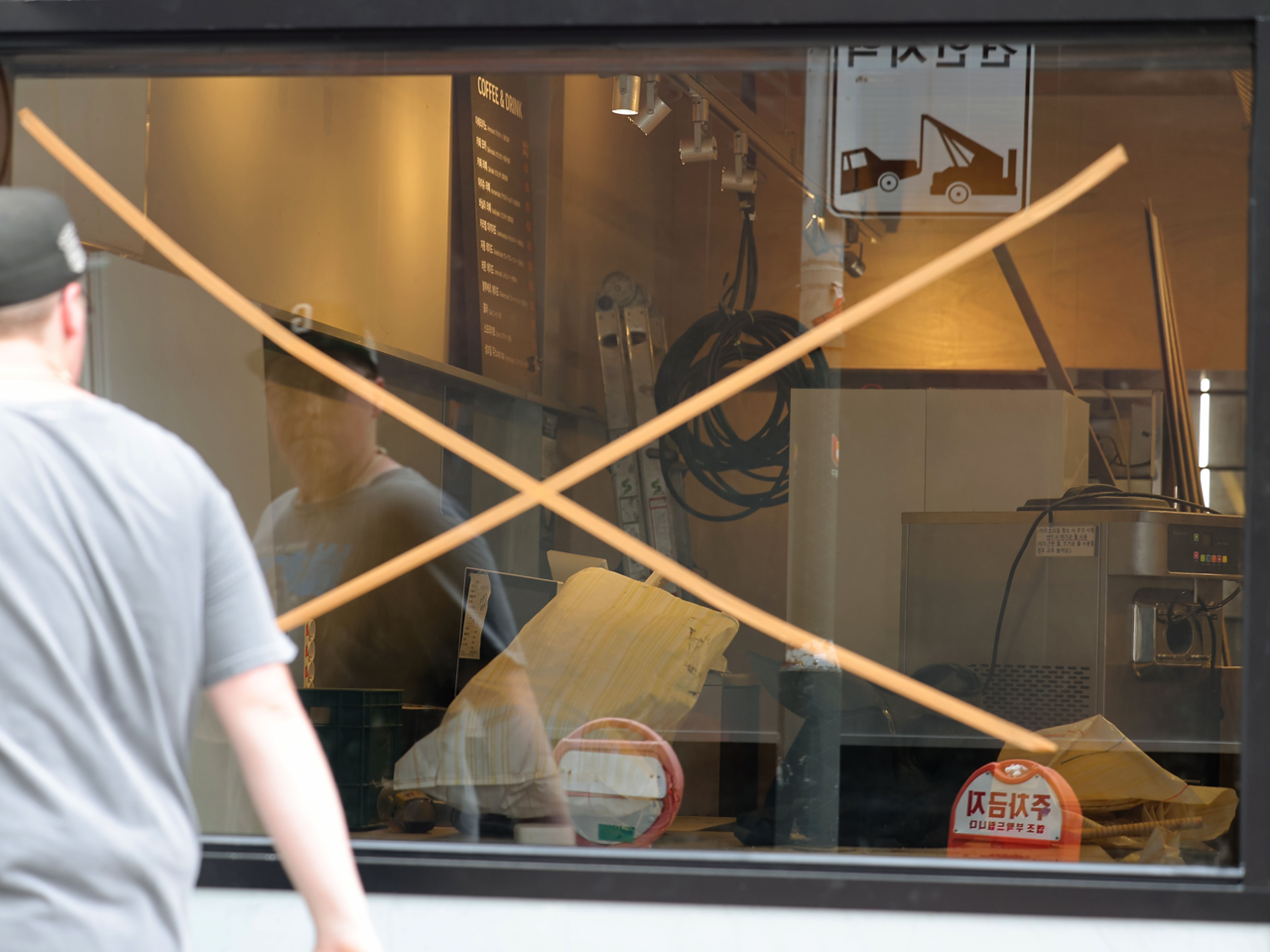 A building located in South Korea's fashion and shopping district of Myeongdong is empty on Sunday. (Yonhap)