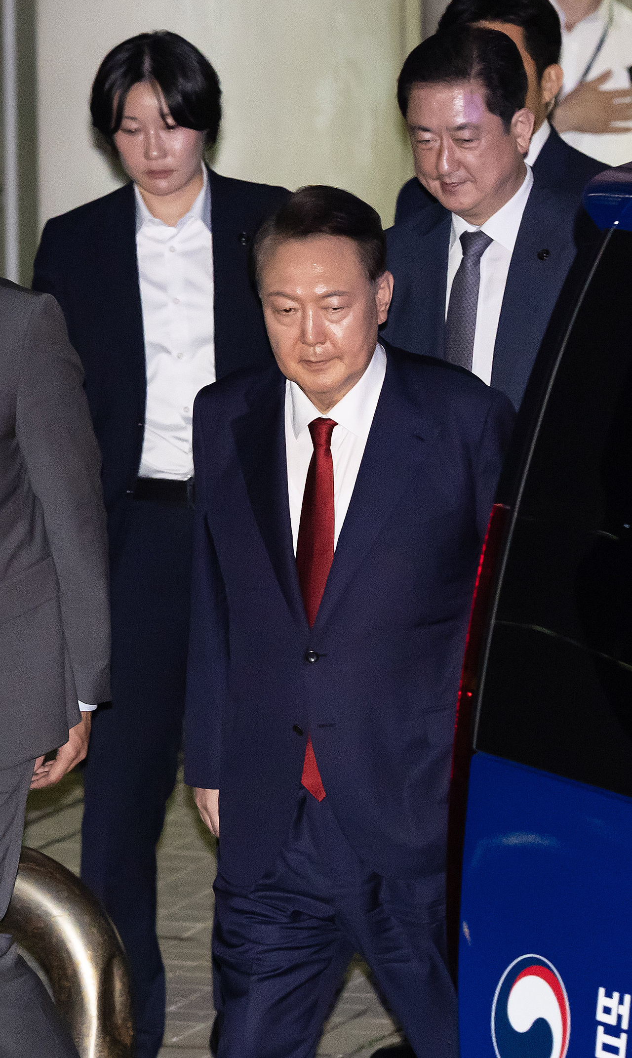윤석열 전 대통령이 9일 서울 서초구 서울중앙지법에서 열린 직권남용 등 혐의 영장실질심사(구속 전 피의자 심문)를 마친 뒤 대기 장소인 서울구치소로 이동하기 위해 법원을 나서고 있다. [뉴시스]