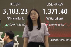 Seoul shares reach near 4-yr high on strong chip gains