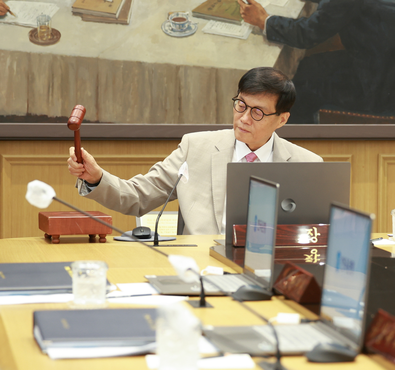 이창용 한국은행 총재가 10일 금융통화위원회에서 의사봉을 두드리고 있다. [한국은행 제공]