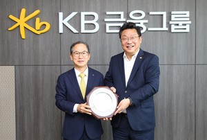 양종희 KB머스트잇 토토 회장, 저출산위 감사패 받아