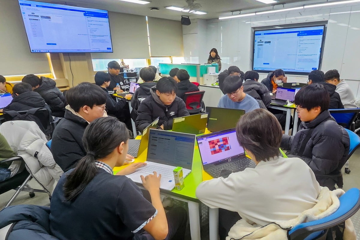 Students at Sangincheon Middle School in Incheon take part in an AI class in February to prepare for KT’s nationally accredited AICE (AI Certificate for Everyone) Junior certification exam. (KT)