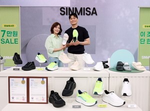 자세 교정 특허에 반했다…KT알파 ‘신미사 운동화’ 45분만에 매진