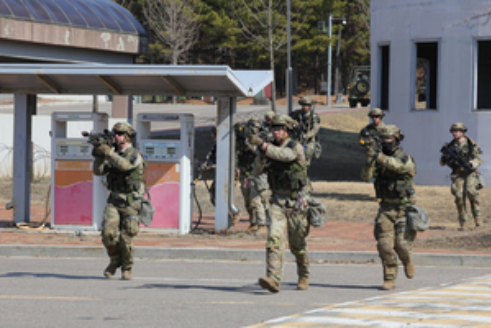 South Korean and US Army soldiers participate in a joint urban combat exercise as part of the S. Korea-US Freedom Shield military exercise, in Paju, 37 kilometers northwest of Seoul, on March 19. (Herald DB)