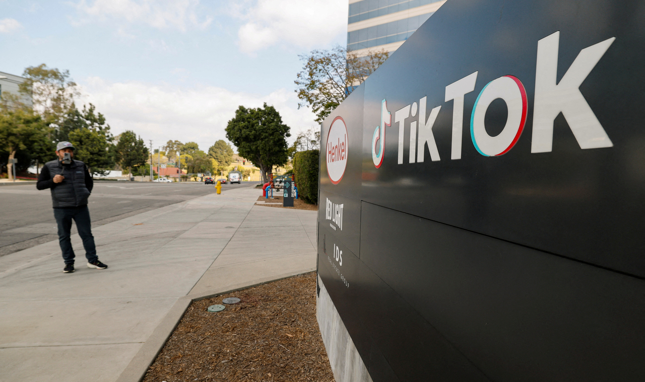 A man films a TikTok video outside the US headquarters of the social media company TikTok in Culver City, California, Jan. 18.    Reuters-Yonhap