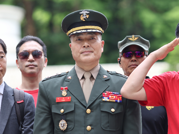 Park Jung-hun (center), a former Marine Corps chief investigator, attends a press conference before attending a hearing at the Seoul High Court in the capital on June 13. (Yonhap)