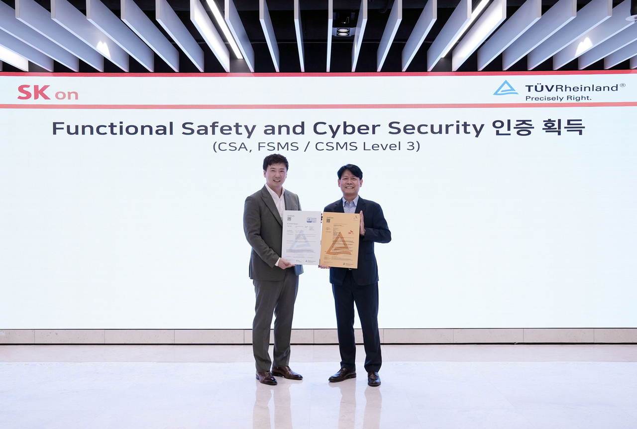 Park Ki-soo, head of R&D at SK On (right), and Noh Jin-pyo, head of Functional Safety & Cybersecurity in Asia Pacific at TUV Rheinland pose for a photo at SK On’s R&D Center in Daejeon on Wednesday. (SK On)