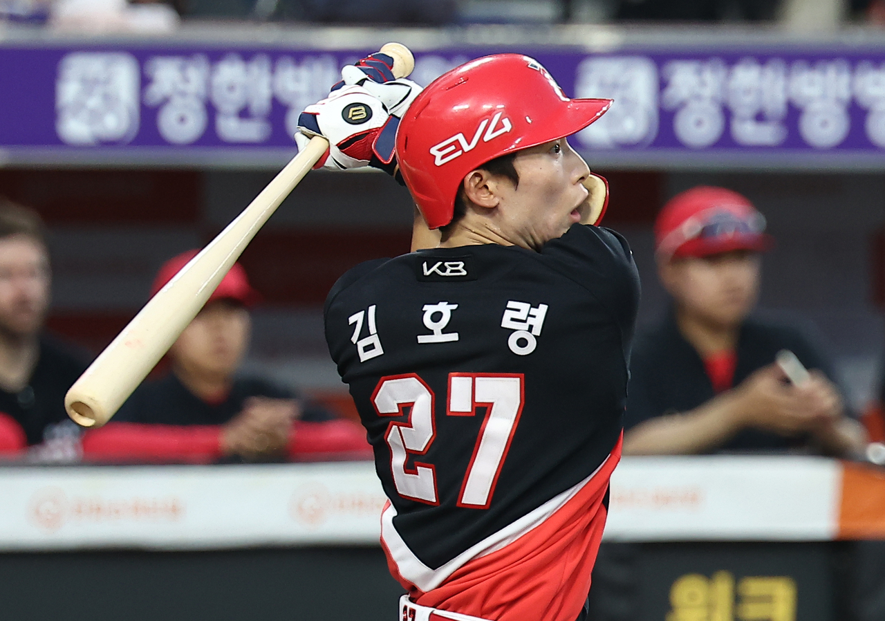 Kim Ho-ryung of the Kia Tigers hits a two-run single against the Hanwha Eagles during the clubs' Korea Baseball Organization regular-season game at Daejeon Hanwha Life Ballpark in Daejeon, 140 kilometers south of Seoul, on Tuesday. (Yonhap)