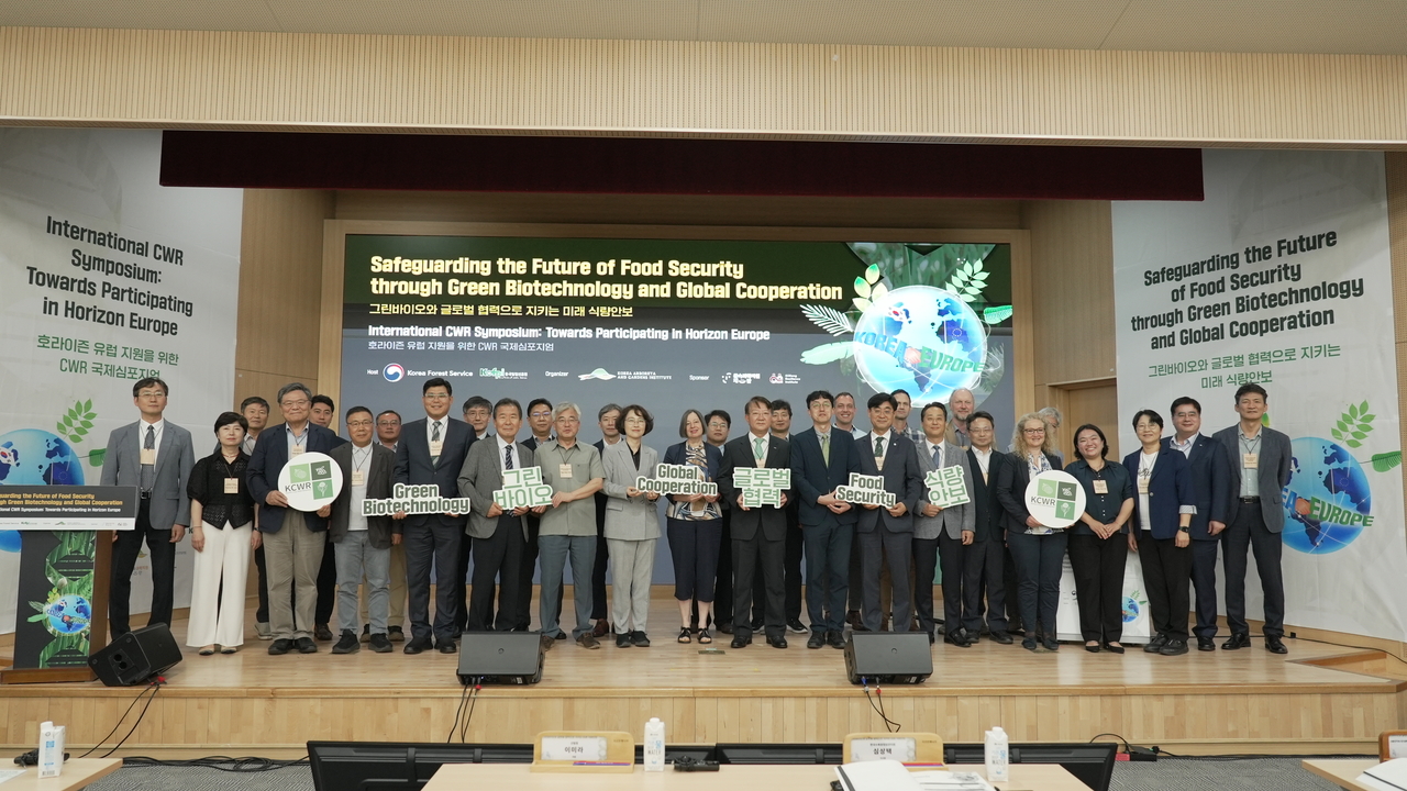 Participants of the 2025 International Symposium on Crop Wild Relatives in Forests pose for a photo at the Sejong National Arboretum in Sejong City, South Chungcheong Province, Thursday. (Korea Arboreta and Gardens Institute)