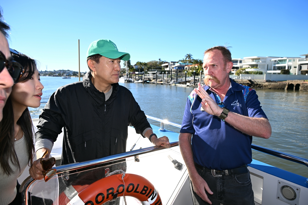 Seoul Mayor Oh Se-hoon (left) boards the CityCat, the public transit ferry service in Brisbane, Australia, on Wednesday ahead of the Korean capital city’s launch of the Hangang Bus in September. (Seoul Metropolitan Government)