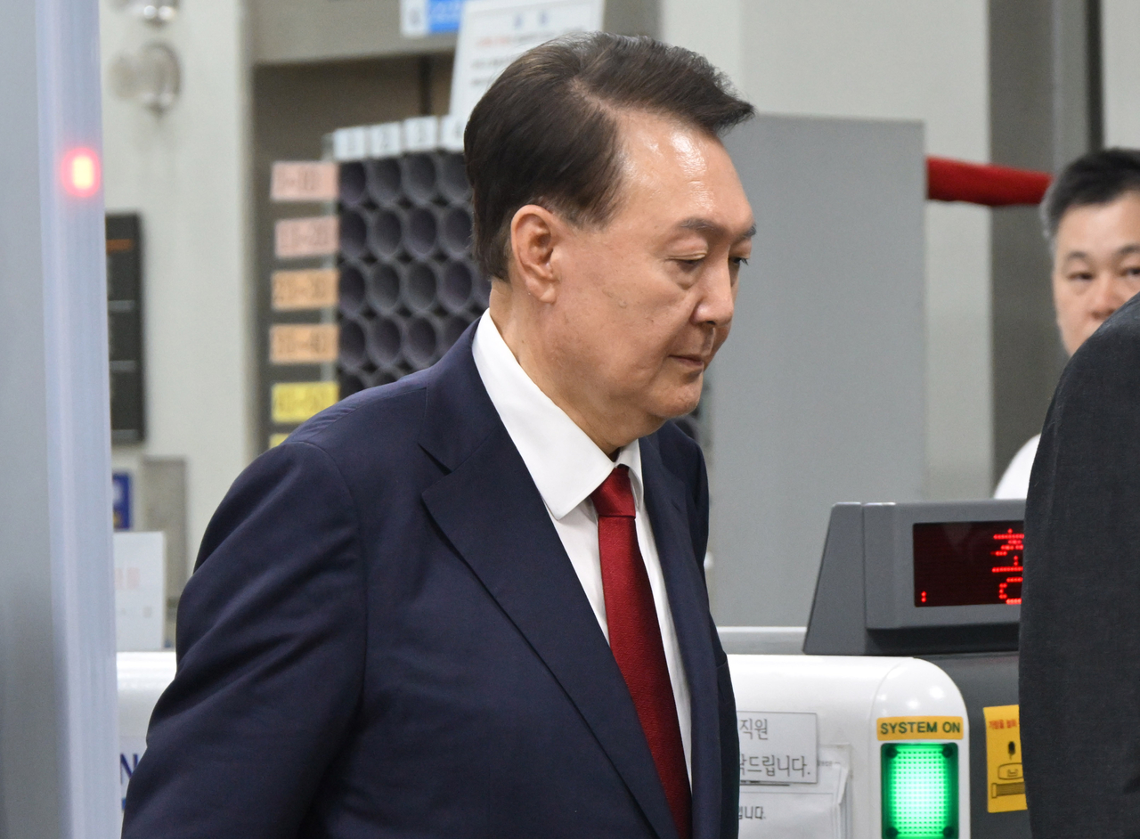 Former President Yoon Suk Yeol leaves the Seoul Central District Court on Wednesday after attending his detention warrant hearing. (Yonhap)