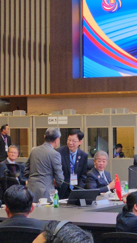 First Vice Foreign Minister Park Yoon-joo (center) greets Chinese Foreign Minister Wang Yi, ahead of the ASEAN Plus Three meeting, in Kuala Lumpur, Malaysia, on Thursday. Seated on the right is Japanese Foreign Minister Takeshi Iwaya. (Yonhap)