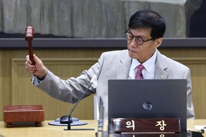 한은 총재 “가계대출 증가세에 일단 동결”