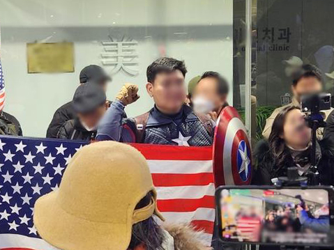 ‘캡틴 아메리카’ 복장을 한 윤석열 대통령 지지자가 안모 씨. 그는 ‘비상계엄 당일 계엄군이 중국인 간첩을 토토사이트 순수익는 인터넷 매체의 기사 제보자인 것으로 드러났다. [연합]