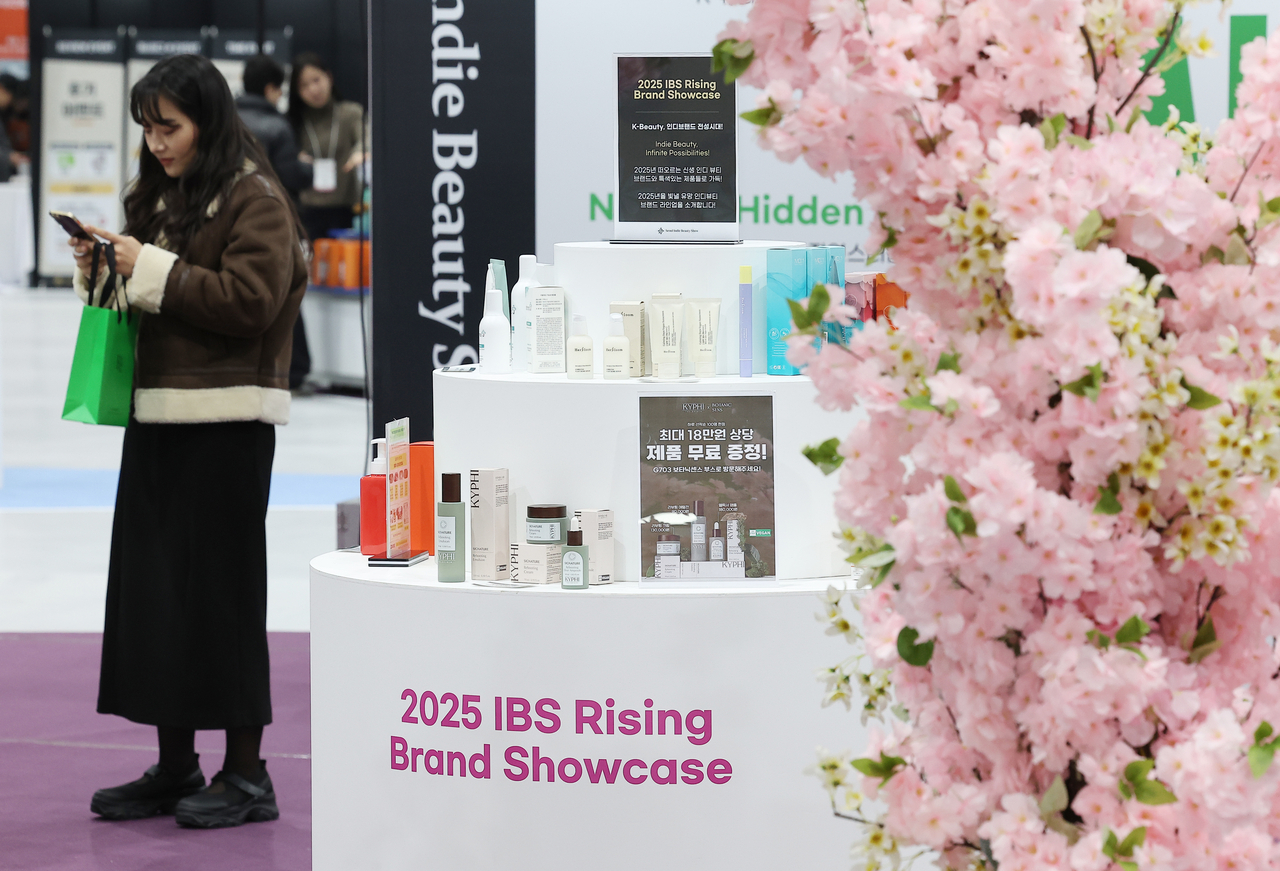 지난 3월 13일 서울 강서구 코엑스 마곡에서 열린 ‘서울 인디 토토사이트 라이브 쇼’에서 관람객들이 화장품을 둘러보고 있다. [연합]