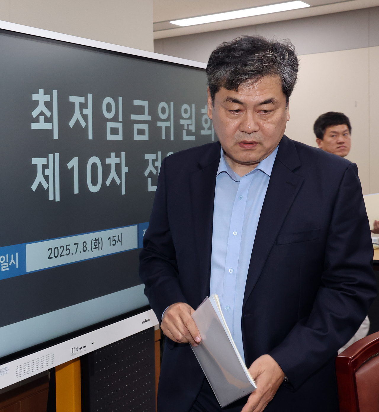 이인재 토토사이트 공지위원장이 8일 정부세종청사에서 열린 토토사이트 공지위원회 제10차 전원회의에 입장하고 있다. [연합]