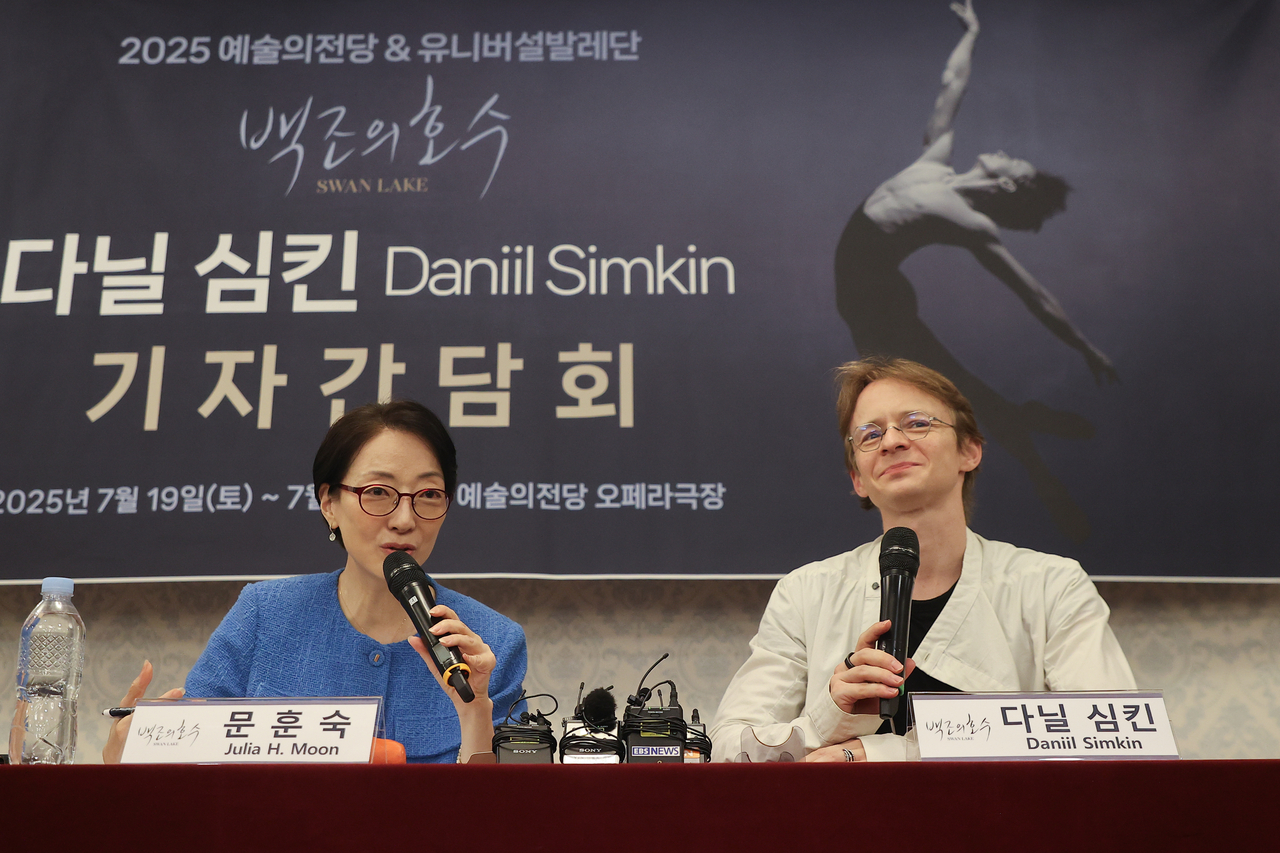 문훈숙 유니버설토토사이트 바코드단 단장(왼쪽)과 토토사이트 바코드리노 다닐 심킨 [연합]