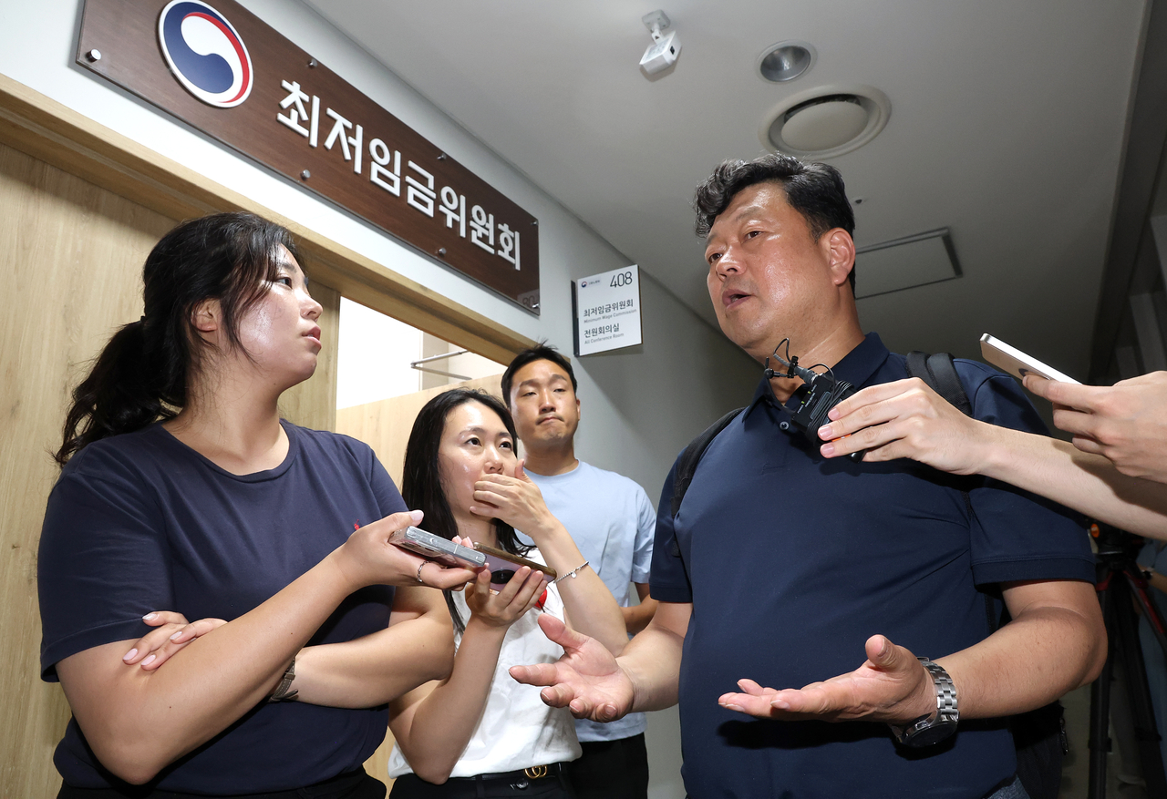 토토사이트 공지위원회 근로자위원인 류기섭 한국노총 사무총장이 9일 새벽 정부세종청사에서 전날에 이어 차수를 변경해 열린 제11차 전원회의를 마친 뒤 나오며 기자들의 질문에 답하고 있다. [연합]