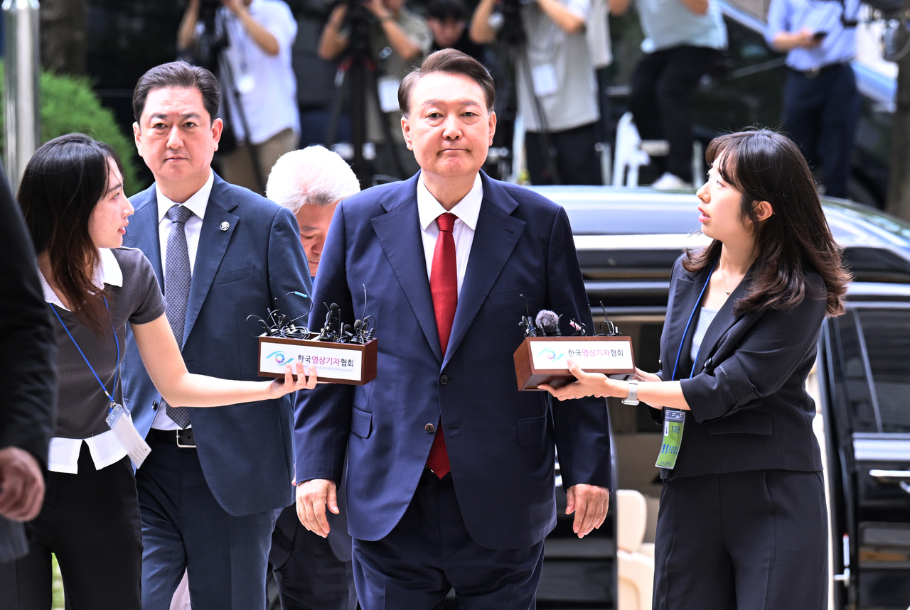 Former President Yoon Suk Yeol (2nd from R) arrives at the Seoul Central District Court in the capital on Wednesday, to attend a hearing on his potential arrest over his failed attempt to impose martial law. (Pool photo) (Yonhap)