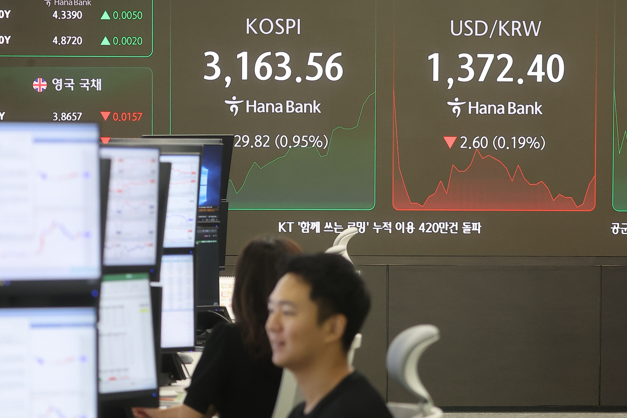 10일 서울 중구 하나은행 딜링룸 전광판에 개장 시황이 나오고 있다. 이날 해외 토토사이트 순의는 전 거래일 대비 10.40포인트(0.33%) 오른 3144.14로 개장해 연고점을 재차 경신했다.  [연합]