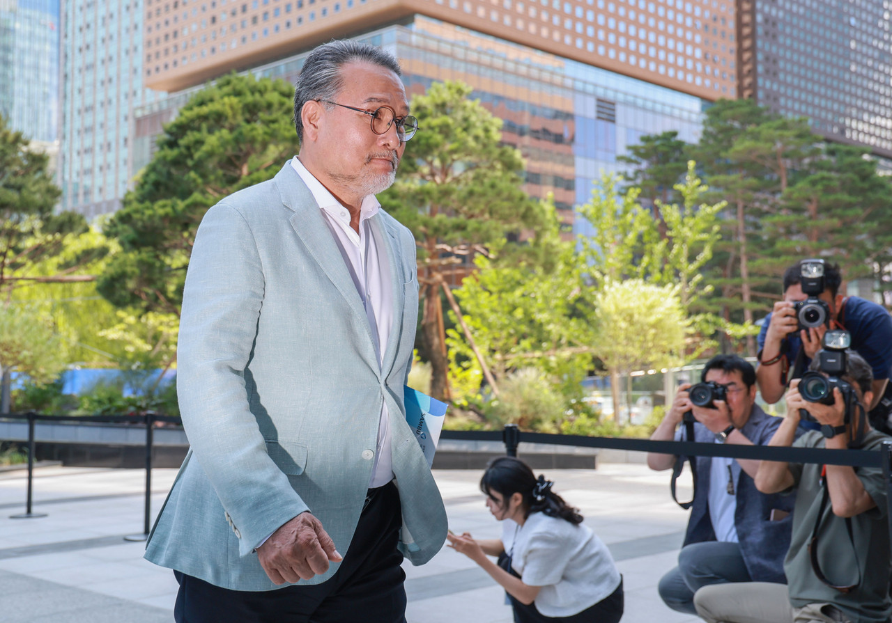 이일준 가상 스포츠토토 회장이 10일 피의자 신분으로 김건희 특검 조사를 받기 위해 서울 종로구 KT광화문빌딩 웨스트에 마련된 특검 사무실에 출석하고 있다. [연합]