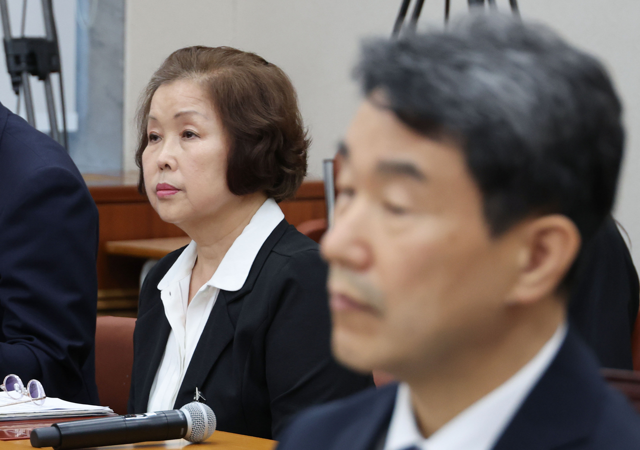 손효숙 리박스쿨 팔로우 토토가 10일 서울 여의도 국회 교육위원회에서 열린 리박스쿨 청문회에 출석해 김영호 위원장의 발언을 듣고 있다. [연합]