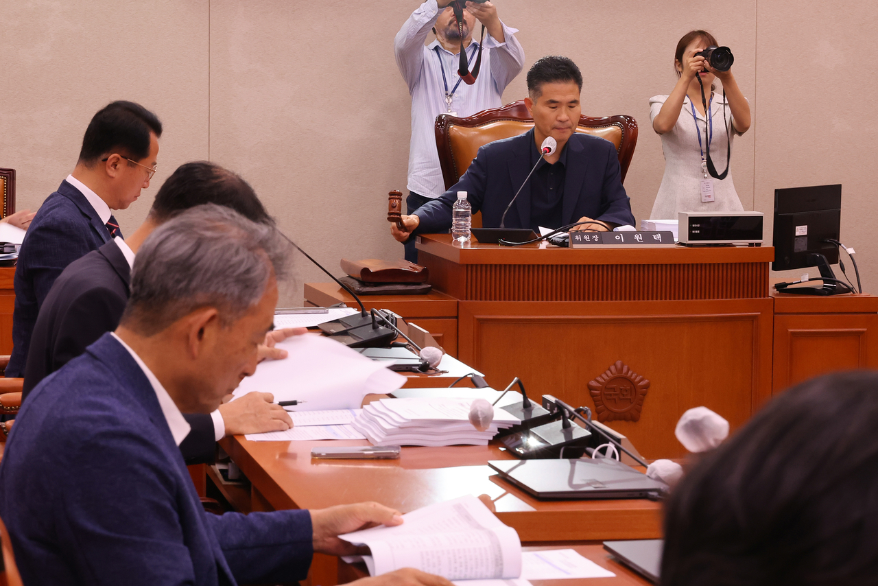 10일 서울 여의도 국회 농림축산식품해양수산위원회에서 열린 제1차 농림축산식품법안심사소위원회의에서 더불어민주당 소속 이원택 소위원장이 토토나라 먹튀검증사이트 재해보험법 개정안 등의 안건을 상정하며 의사봉을 두드리고 있다. [연합]
