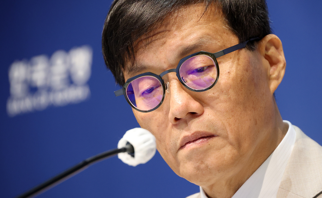 이창용 한국은행 웹툰사이트 토토사이트가 10일 서울 중구 한국은행에서 열린 금융통화위원회 금리 결정에 대한 기자간담회에서 취재진 질문을 듣고 있다. [사진공동취재단]