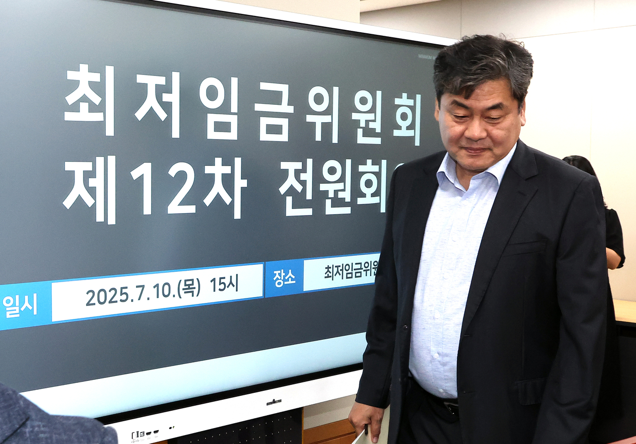 이인재 최사설토토위원장이 10일 정부세종청사에서 열린 최사설토토위원회 제12차 전원회의에 입장하고 있다. [연합]