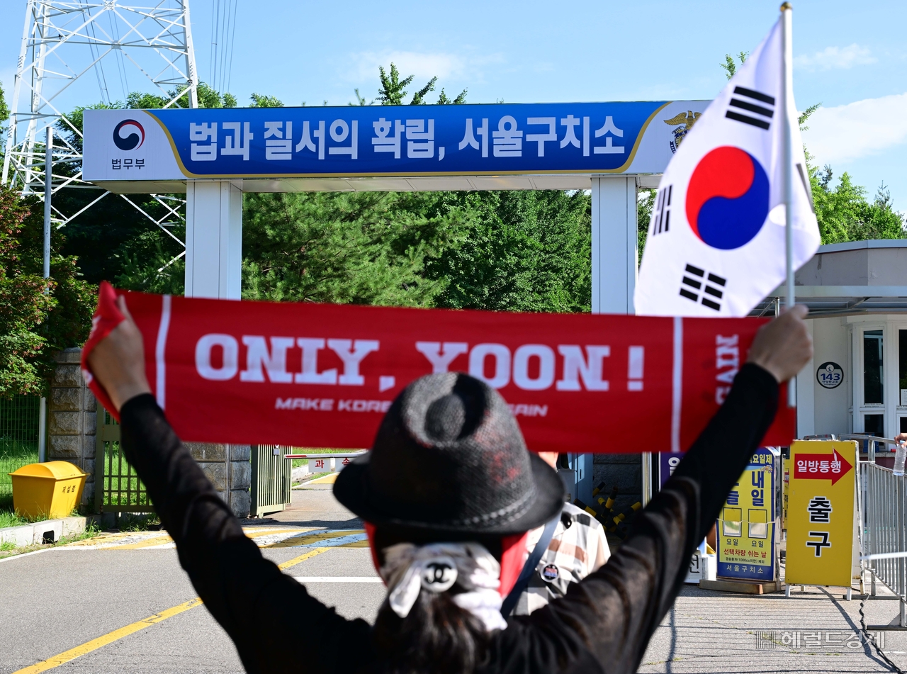 윤석열 전 대통령이 직권남용 등 혐의로 재구속 된 가운데 지난 10일 오전 윤 전 대통령이 수감된 경기도 의왕시 토토사이트 마초에서 윤 전 대통령 지지자들이 구호를 외치고 있다. 이상섭 기자