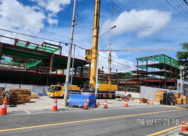 모먼트 토토사이트 장천동 신청사 신축 공사가 연말 준공을 목표로 골조 공사가 한창이다. /박대성 기자.