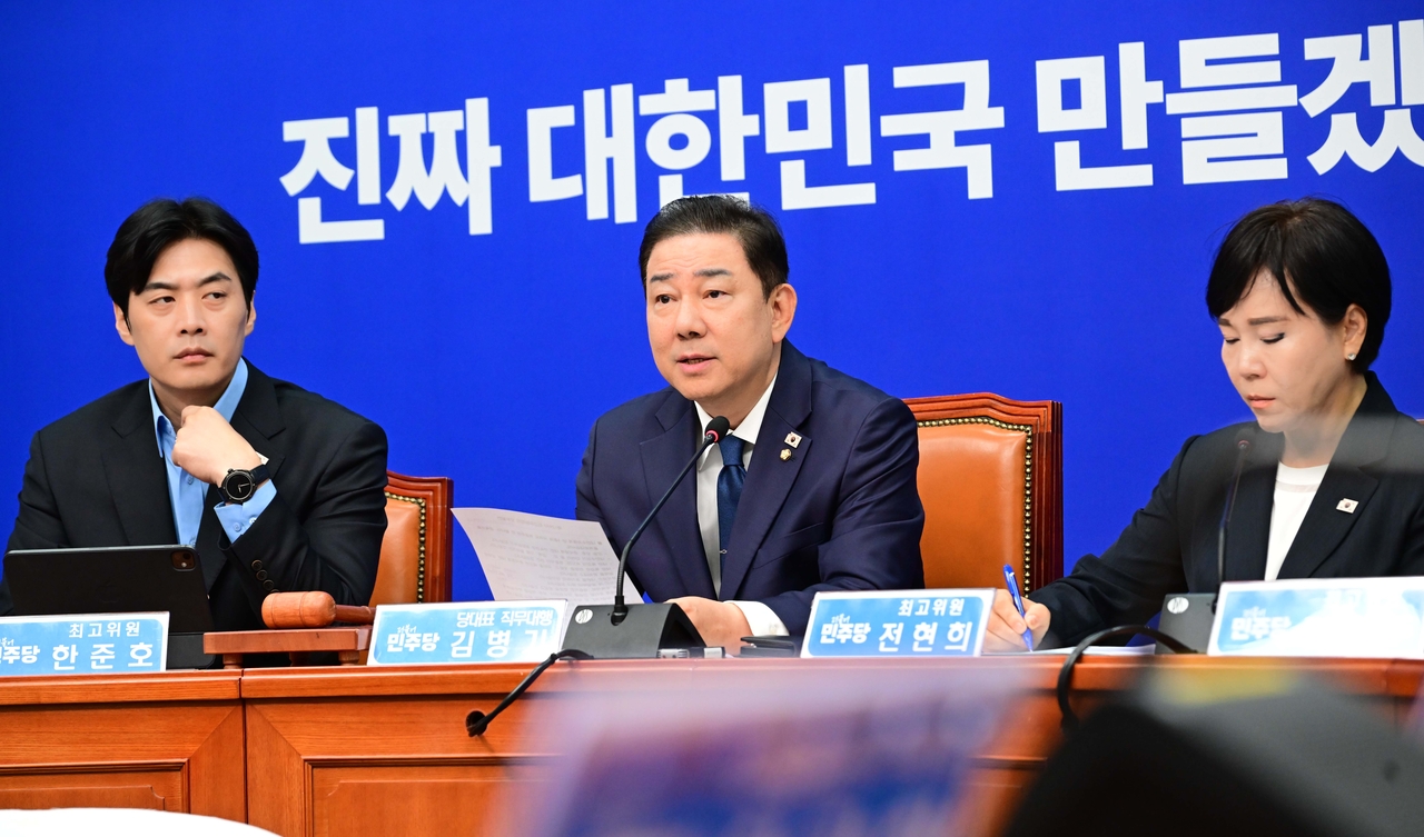 카지노 토토(가운데) 더불어민주당대표 직무대행 겸 원내대표. 사진은  지난 9일 민주당 최고위원회의 모습. 이상섭 기자