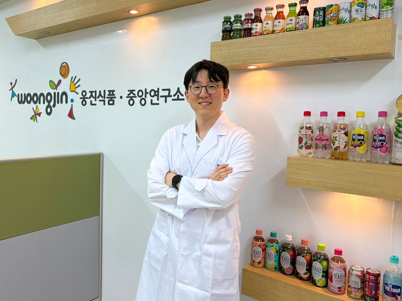 한현구 웅진식품 연구원이 9일 서울 금천구 웅진식품 중앙연구소에서 가진 헤럴드경제와 인터뷰에서 ‘더 빅토리아 토토사이트 토사장바질소다’ 개발 배경을 설명하고 있다.  박연수 기자