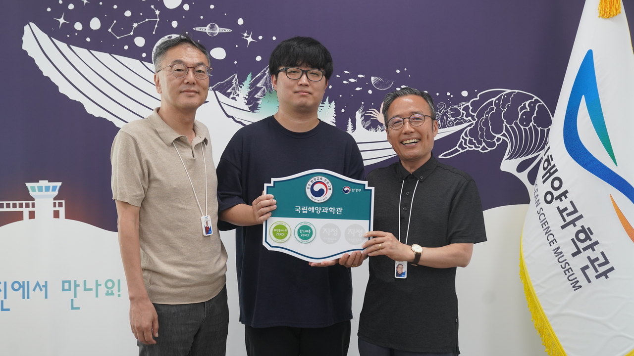 김외철 관장(오른쪽)이 갤럭시 토토사이트  우수 환경프그램 지정 간판을 들어보이고 있다.[과학관 제공]