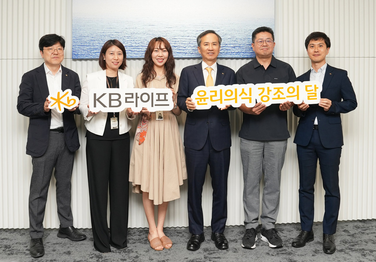 ‘골드문 토토사이트 강조의 달’ 표어 시상식에서 정문철(오른쪽 세 번째) KB라이프 대표와 김정훈(왼쪽 첫 번째) KB라이프 준법감시인, 표어 수상자 최준호(오른쪽 두 번째) KB라이프 책임매니저 등이 기념촬영하고 있다.  [KB라이프 제공]