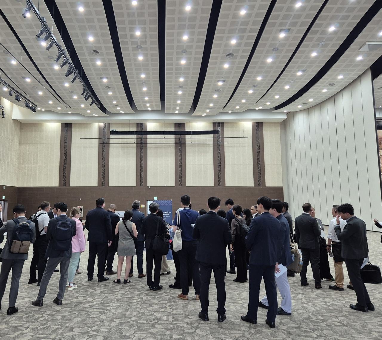 APEC 토토사이트국 대표단이 지난 10일 불야성 토토사이트 찾아 정상회의 준비상황을 답사했다.[경북도 제공]