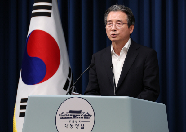 김용범 정책실장이 10일 용산 대통령실 기자회견장에서 RE100 산업단지 관련 브리핑을 하고 있다.[연합]